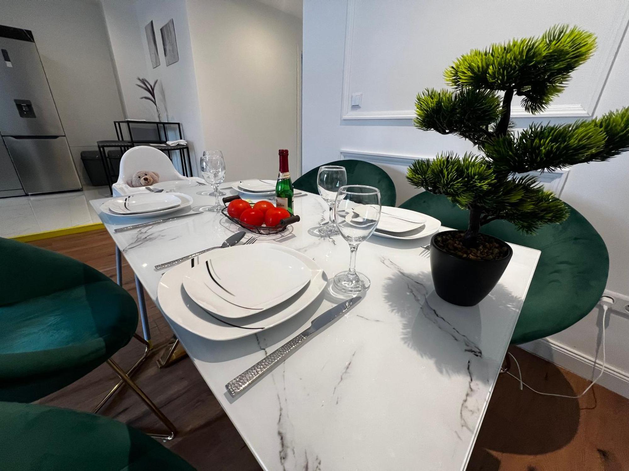 105 Quadratmeter Apartment, Parkplatz, Kinderfreundlich, 6 Personen, Wifi, Vollausgestattete Kueche, Crimmitschau Exterior foto